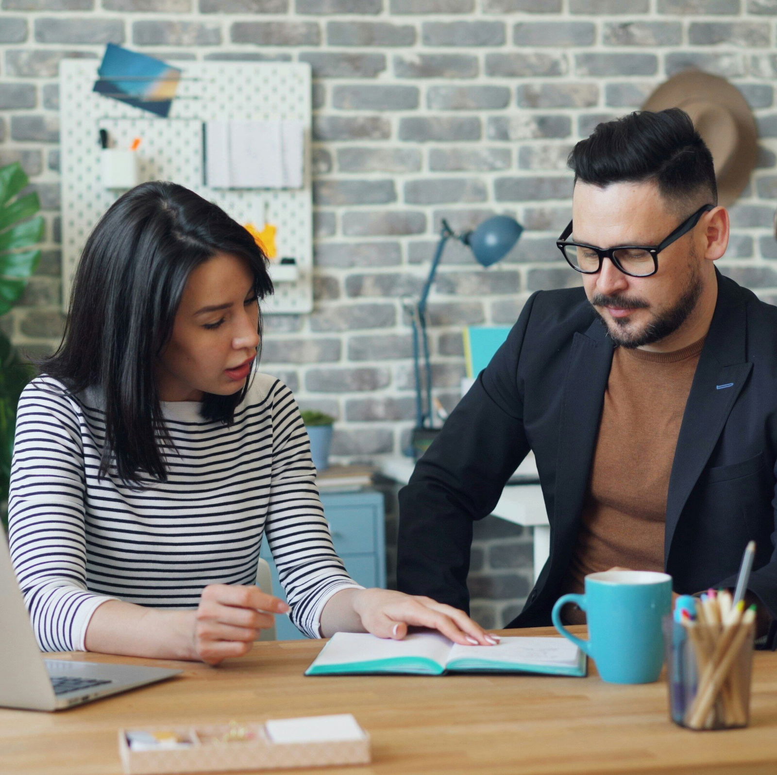 Understanding Workplace Investigations in Ontario 2 Professional speaking with a lawyer before a workplace investigation.