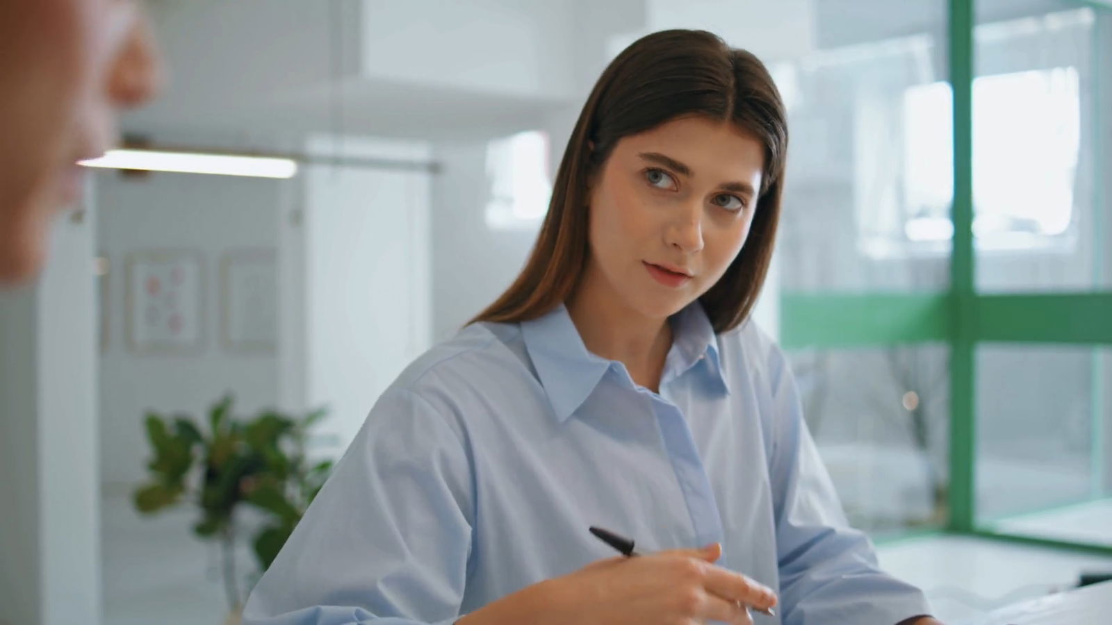 Probationary Periods in Ontario: What Employers & Employees Should Know 4 Employment lawyer explaining probation period rights to a client