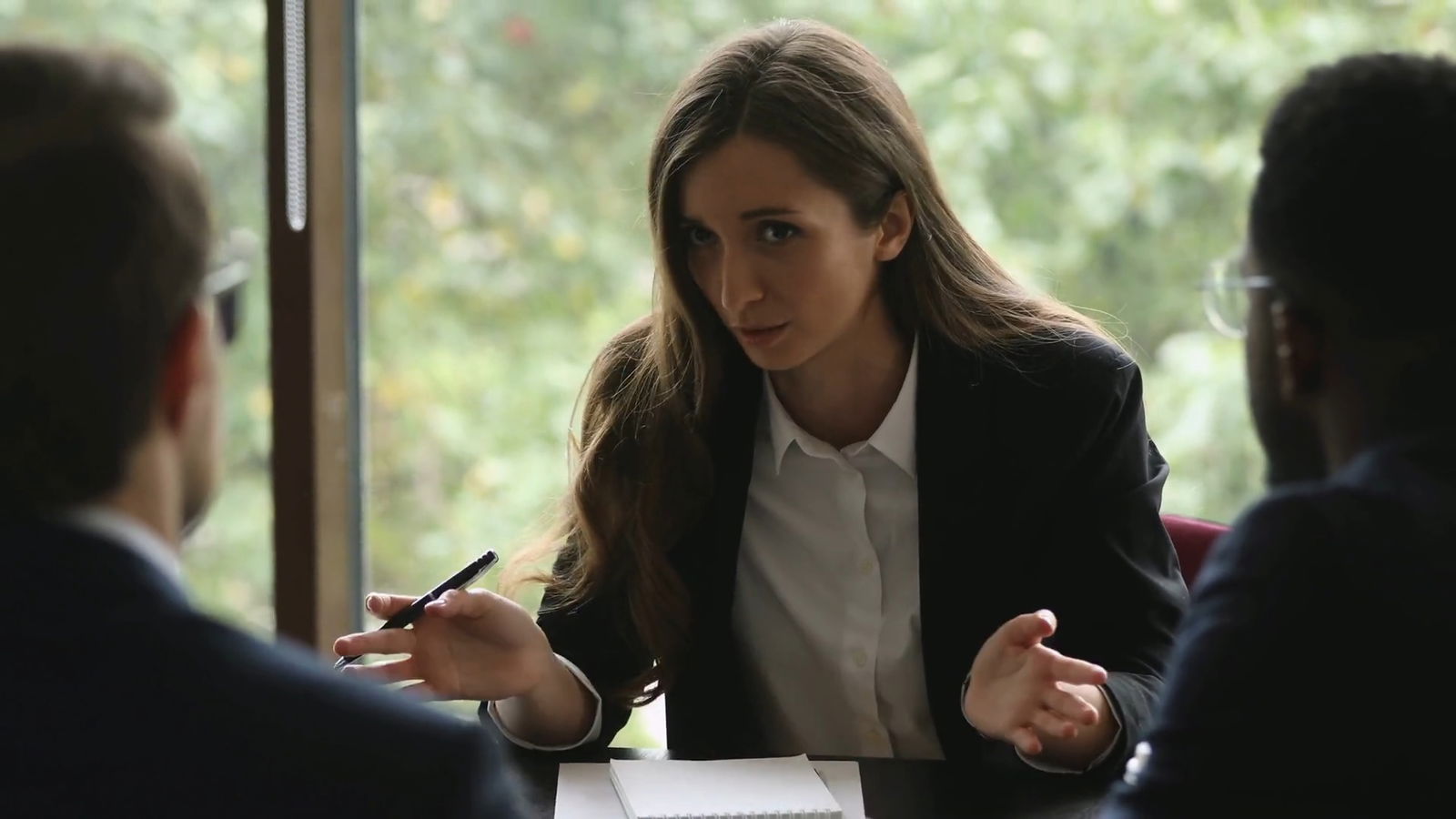 Probationary Periods in Ontario: What Employers & Employees Should Know 5 Employment lawyer discussing probation period laws with a client.